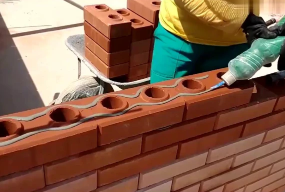 看看國外獨特的建筑技術，直接用膠水砌磚墻，真的會牢固嗎？